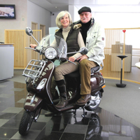 (v.ln.r.). Die Eheleute Mees bei der symbolischen Übergabe der Vespa in Langenselbold (v.ln.r.). Die Eheleute Mees bei der symbolischen Übergabe der Vespa in Langenselbold