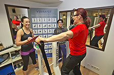 Ramona Müller und Melanie Lehmann überprüfen die Trainingsleistung von Heike von den Busch (v. l.) Ramona Müller und Melanie Lehmann überprüfen die Trainingsleistung von Heike von den Busch (v. l.)