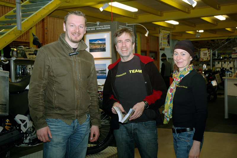 Chris Morgan (links) zusammen mit Herbert und Ramona Schwarz bei Touratech in Niedereschach. Chris Morgan (links) zusammen mit Herbert und Ramona Schwarz bei Touratech in Niedereschach.