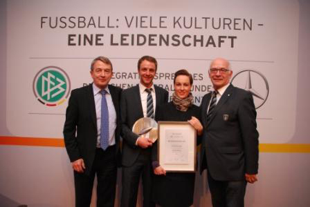 Foto: DFB-Praesident Wolfgang Niersbach überreicht den Werder-Vertretern den Sonderpreis © SV Werder Foto: DFB-Praesident Wolfgang Niersbach überreicht den Werder-Vertretern den Sonderpreis © SV Werder