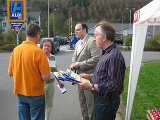 Die Wahlkreiskandidaten Günter Stricker, Peter Roth und BM-Kandidat Kai Uffelmann im Gespräch mit ei