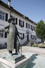 Das Denkmal von Pfarrer Heinrich Hansjakob ziert den Eingang des Hagnauer Rathauses. Das Denkmal von Pfarrer Heinrich Hansjakob ziert den Eingang des Hagnauer Rathauses.