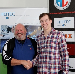 (Foto: hl-studios, Erlangen): Cheftrainer Frank Bergemann freut sich über den 20-jährigen Jonas Link (Foto: hl-studios, Erlangen): Cheftrainer Frank Bergemann freut sich über den 20-jährigen Jonas Link