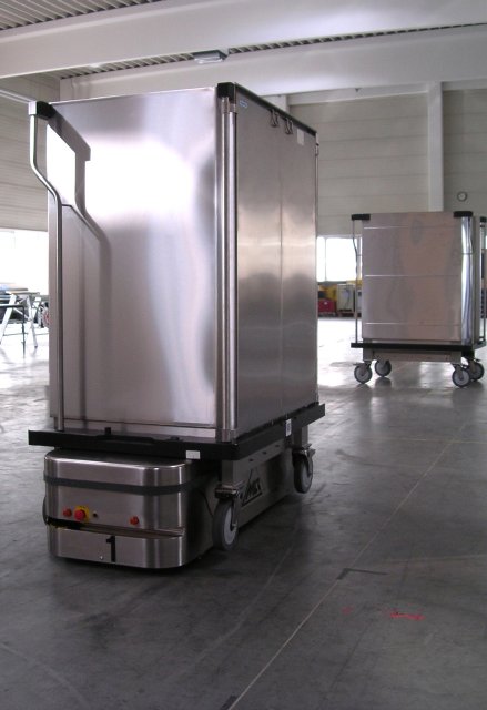 Fahrerloser Plattformwagen von MLR transportiert Krankenhauscontainer Fahrerloser Plattformwagen von MLR transportiert Krankenhauscontainer