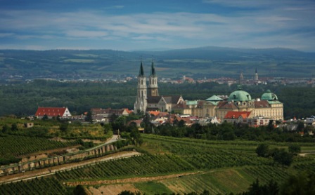 Ab März 2013 bringt Red Bus City Tours Gäste vom Wiener Albertinaplatz ins Stift Klosterneuburg. Ab März 2013 bringt Red Bus City Tours Gäste vom Wiener Albertinaplatz ins Stift Klosterneuburg.