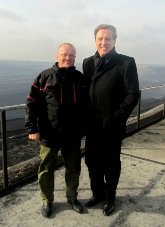 Botschafter Dr. Herz und Uwe Graff am Rande des Tagebaus?Vostotschnij? Botschafter Dr. Herz und Uwe Graff am Rande des Tagebaus?Vostotschnij?