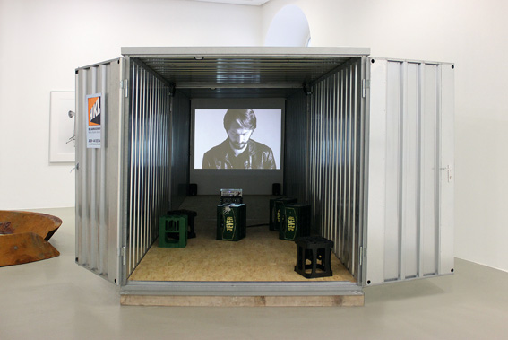 Kunst von Anselm Reyle in begehbarem HKL Container. Kunst von Anselm Reyle in begehbarem HKL Container.