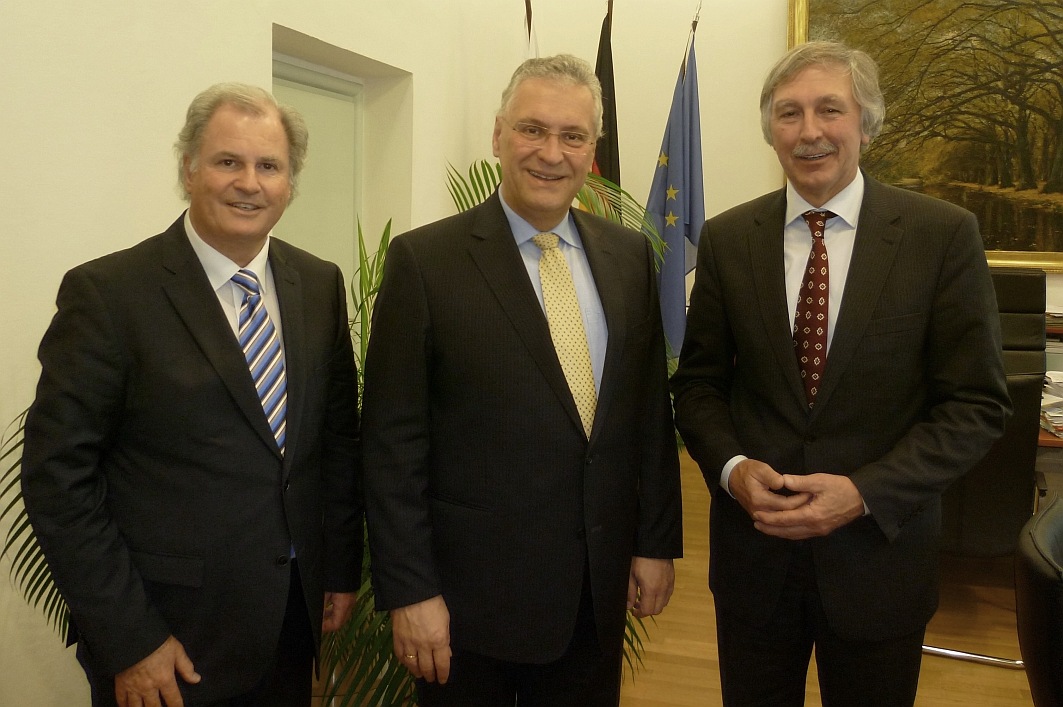 Diskutiertenüber den Wohnungsbau: Anton Hörl (re.), Manfred D. Zehe (li.) und Joachim Herrmann.