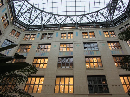 Der glasüberdachte Innenhof bildet das kommunikative Zentrum des Johannishofs. Der glasüberdachte Innenhof bildet das kommunikative Zentrum des Johannishofs.