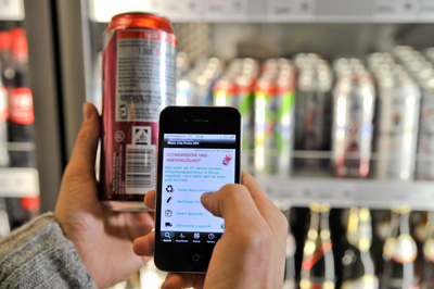 Seniorengerechte Kombination: Getränkedosen und Smartphone Seniorengerechte Kombination: Getränkedosen und Smartphone