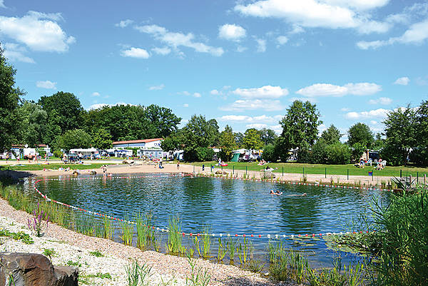 Der Badesee des Campotels mit Beachvolleyball Der Badesee des Campotels mit Beachvolleyball