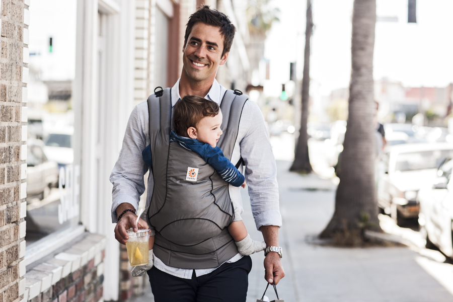 Ergobaby präsentiert erste Babytragen aus recycelten PET-Flaschen. Ergobaby präsentiert erste Babytragen aus recycelten PET-Flaschen.