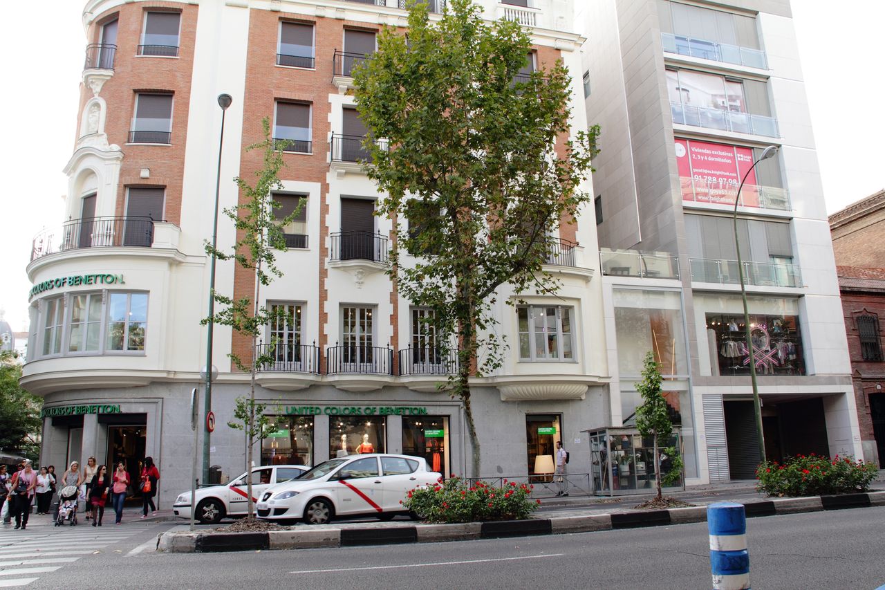 Rechts ist der neu entstandene Anbau zu sehen? auf Straßenebene befindet sich derÜbergaberaum. Rechts ist der neu entstandene Anbau zu sehen? auf Straßenebene befindet sich derÜbergaberaum.