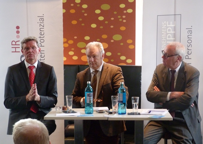 v.l.: Prof. Dr. Reinhold Schnabel, Konrad Handschuch (Moderation) und Peter Preuß bei der PEAG Perso v.l.: Prof. Dr. Reinhold Schnabel, Konrad Handschuch (Moderation) und Peter Preuß bei der PEAG Perso