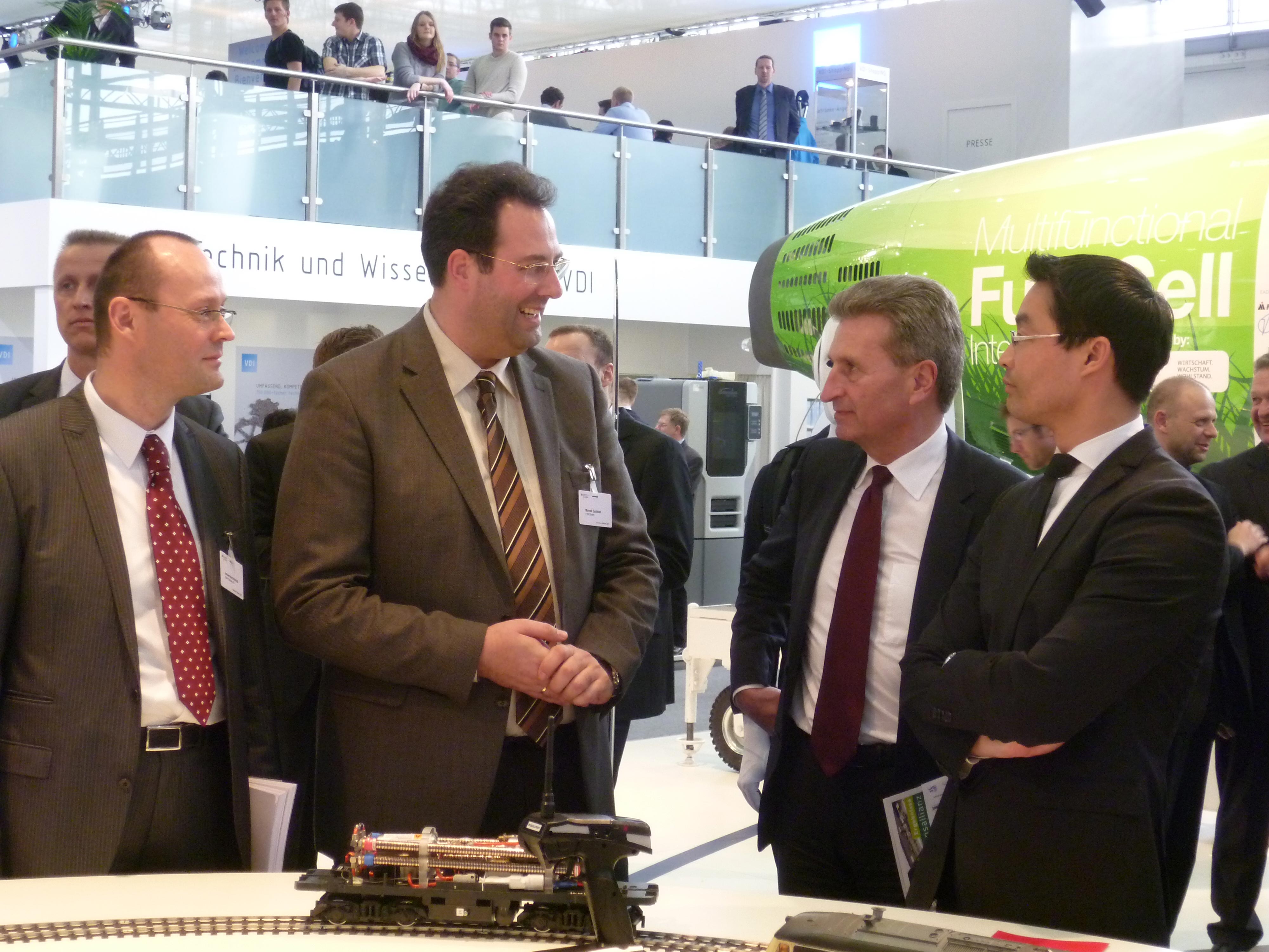 Geschäftsführer Marcel Quittkat (zweiter von links), Dr. Philipp Rösler (re), Günther Oettinger (zwe