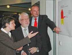 Umweltministerin Tanja Gönner im Gespräch mit GWS-Vorstand Bernd Lörz (Mitte) und Dr. Waiblinger Umweltministerin Tanja Gönner im Gespräch mit GWS-Vorstand Bernd Lörz (Mitte) und Dr. Waiblinger