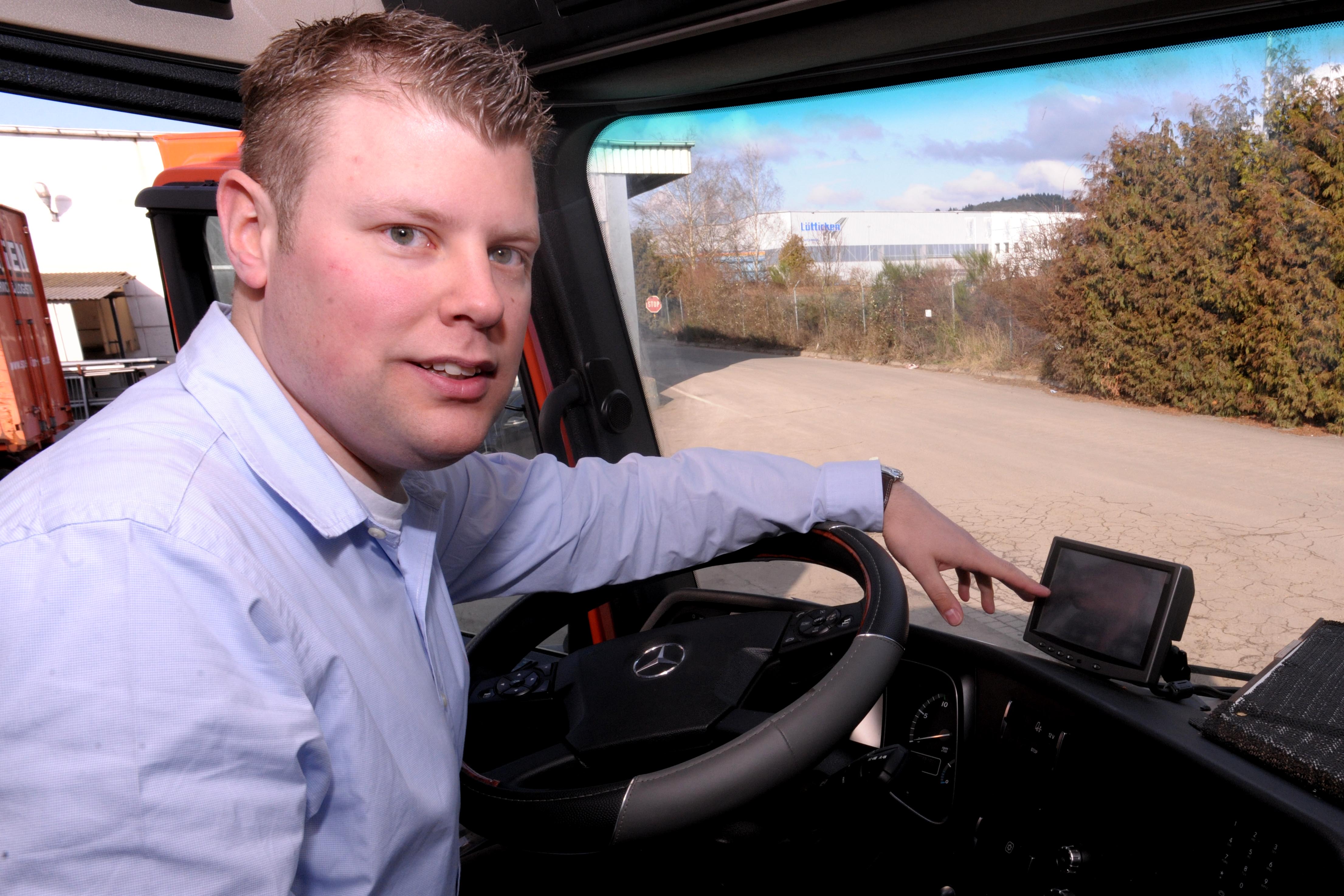 Jan Thetard, Standortleiter bei ELSEN Logistics Sàrl. in Wecker, Luxemburg mit dem CarCube. Jan Thetard, Standortleiter bei ELSEN Logistics Sàrl. in Wecker, Luxemburg mit dem CarCube.