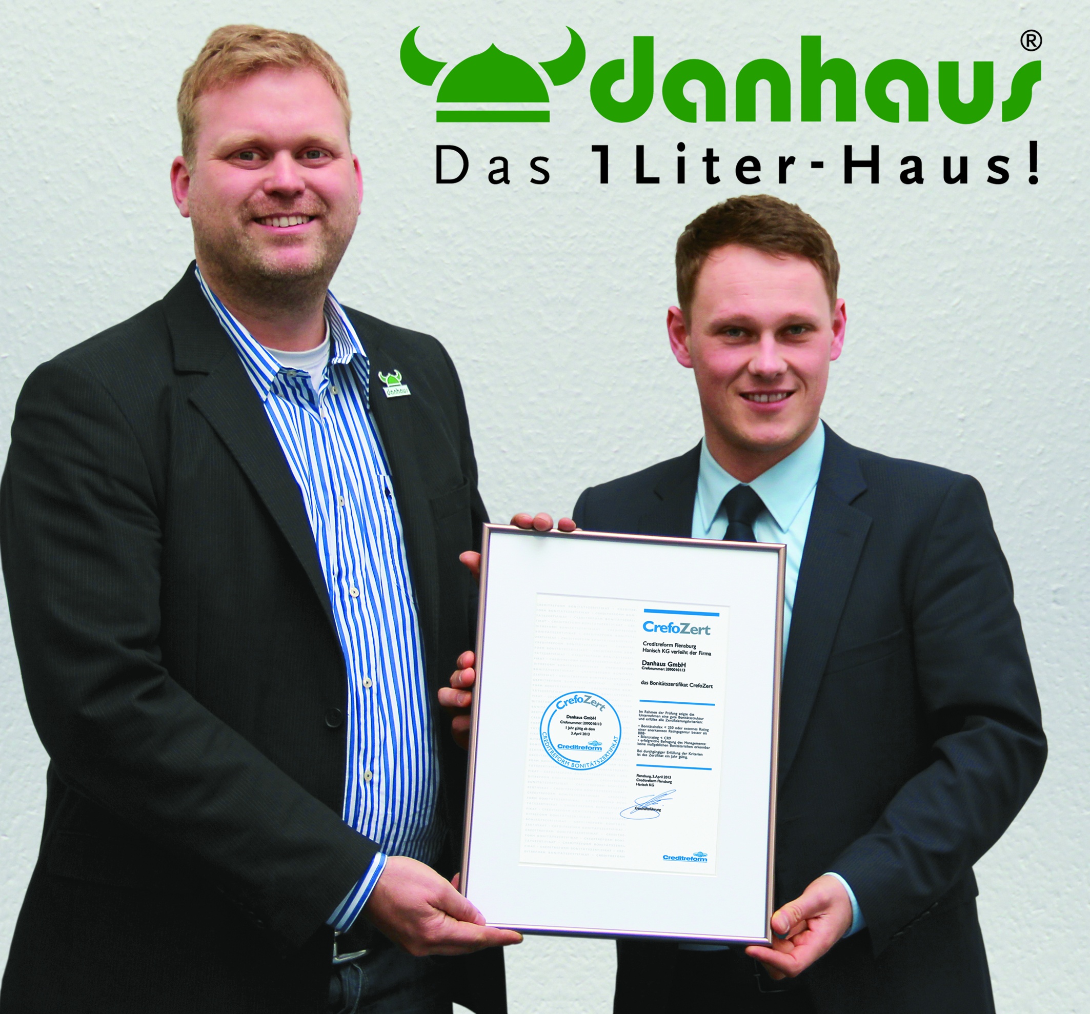 Bastian Erben (links), Danhaus, erhält das Zertifikat Bastian Erben (links), Danhaus, erhält das Zertifikat
