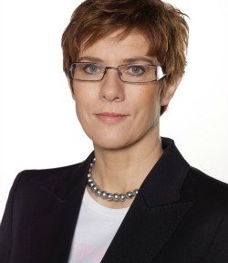 Ministerpräsidentin Annegret Kramp-Karrenbauer tritt für eine nationale Frauenquote ein