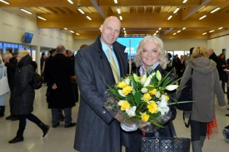 Jan Müller, Inhaber von Insignio, gratuliert Flughafen-Chefin Anna-Maria Muller zur Eröffnung von Ka