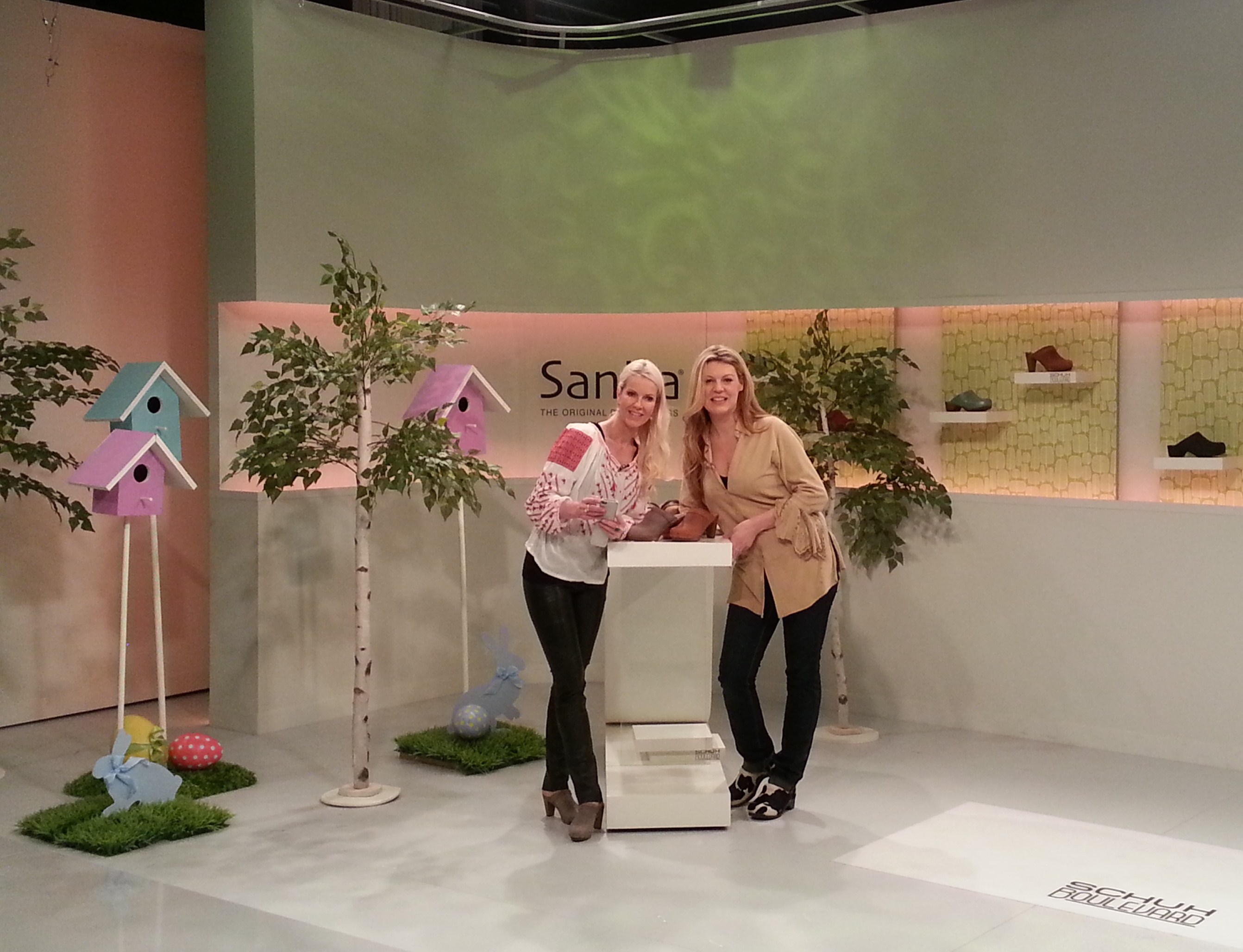 Moderatorin Anna Heesch zeigte gemeinsam mit Daniela Sagurski von Sanita erstmals die Clogs im TV.