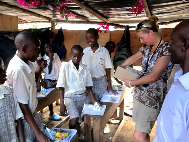 KeniaSPEZIALISTIN Kerstin Oppenheimer in unserer Patenschule KeniaSPEZIALISTIN Kerstin Oppenheimer in unserer Patenschule