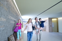 Familie im Eingangsbereich Familie im Eingangsbereich