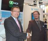 Lars Kliefoth von NCR (links) und Aladin Antic von VAMED Deutschland. Lars Kliefoth von NCR (links) und Aladin Antic von VAMED Deutschland.