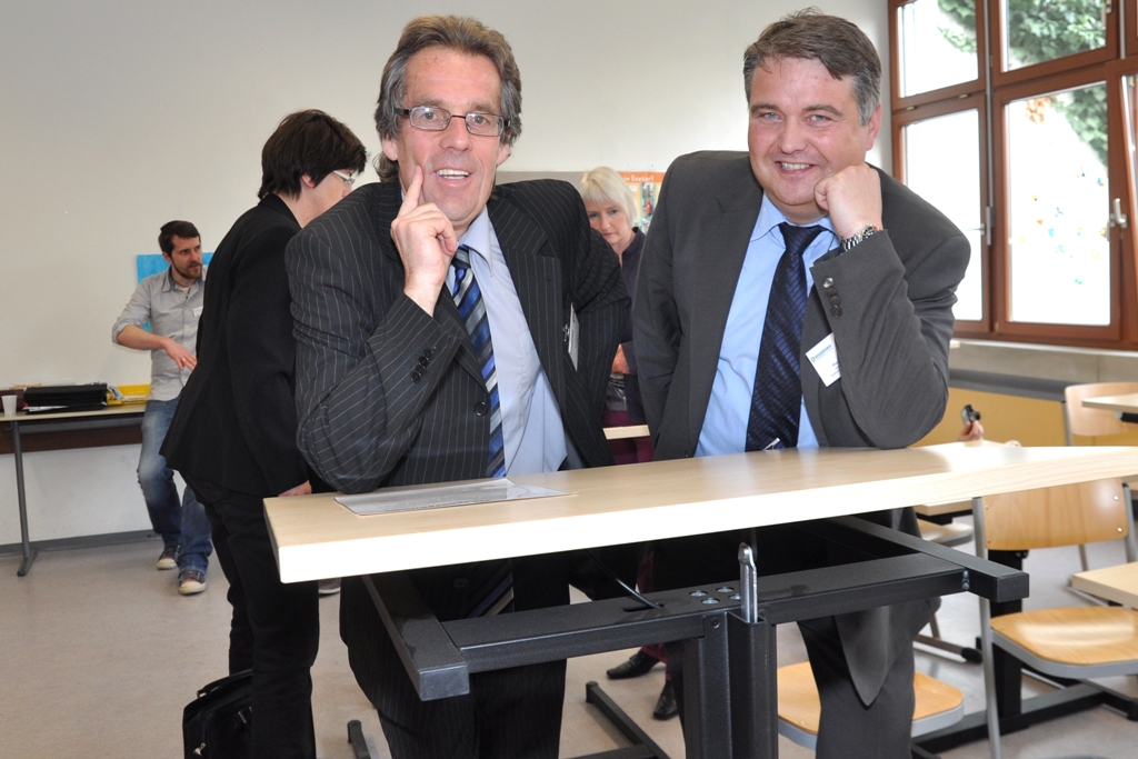 Enge Partner: Spitalhofschule-Rektor Rolf Kessler (li.), Oliver Spahn, Kesseböhmer Ergonomietechnik Enge Partner: Spitalhofschule-Rektor Rolf Kessler (li.), Oliver Spahn, Kesseböhmer Ergonomietechnik