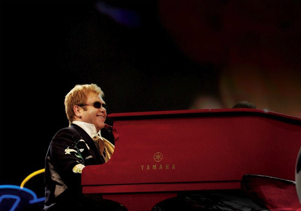 Wie viele andere Musik- und Showstars setzt Elton John auf Musikinstrumente von Yamaha