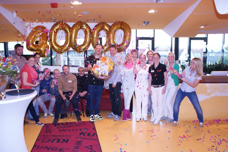 Das Team der Zahnarztpraxis KU64 jubelt mit dem 40.000sten Patienten Das Team der Zahnarztpraxis KU64 jubelt mit dem 40.000sten Patienten
