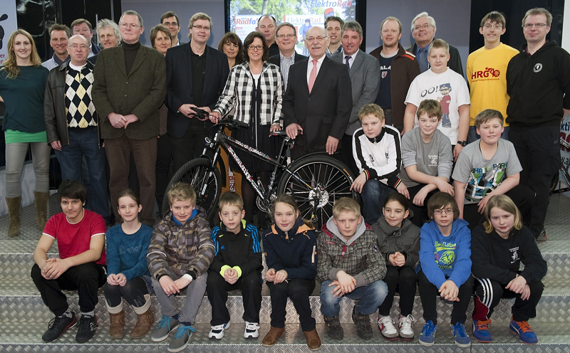 Ministerin Ute Schäferüberreicht mit Ulrich Fillies und Georg Düsener 100 Schoolbikes Ministerin Ute Schäferüberreicht mit Ulrich Fillies und Georg Düsener 100 Schoolbikes