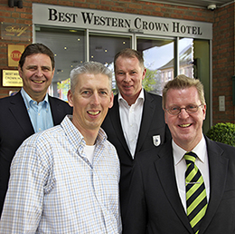 Andreas R. Graf (r.) begrüßte Dieter Pipping (2. v. l.), Bernd Heynemann (l.), Stefan Reuter