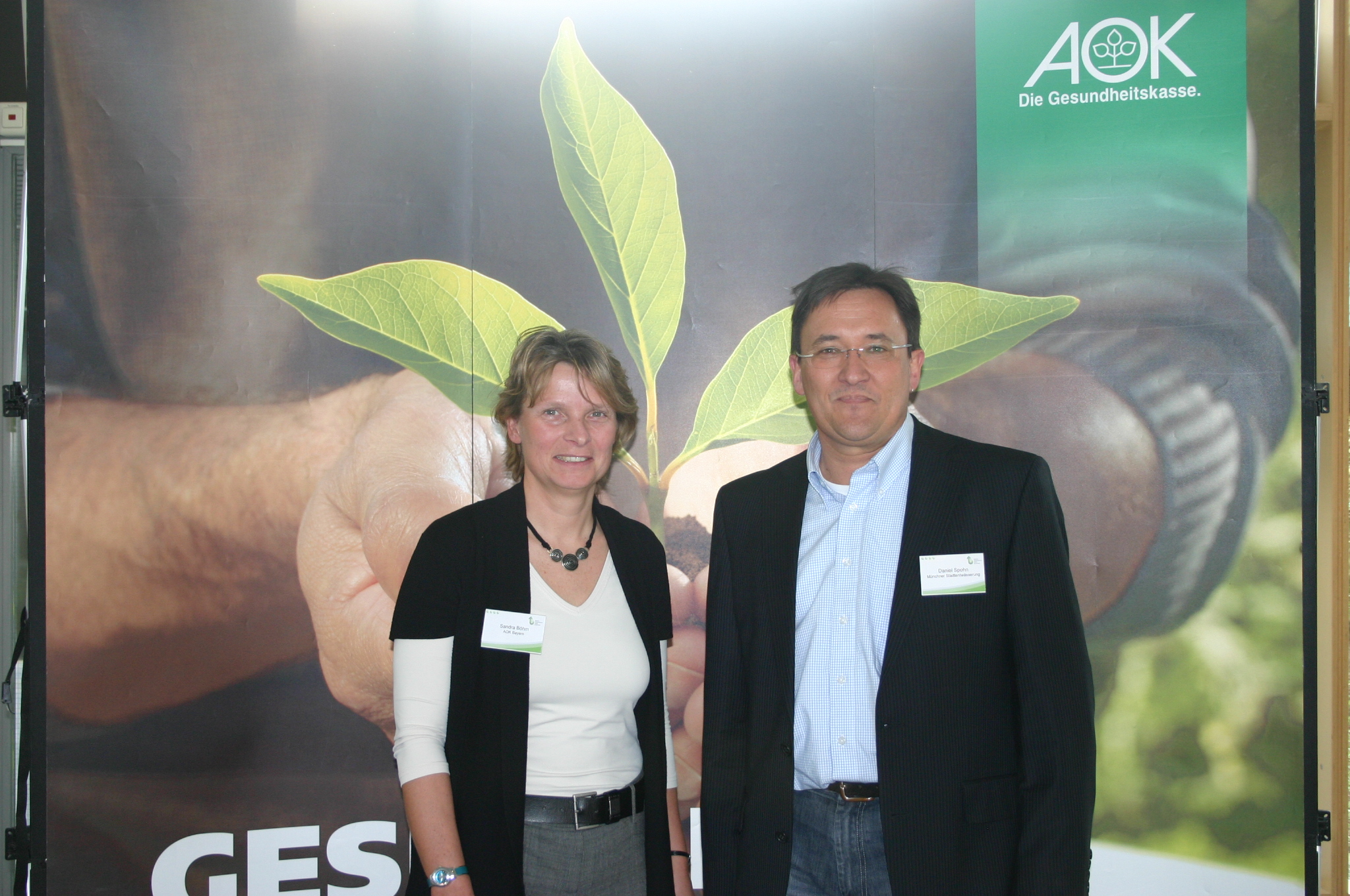 Sandra Böhm, Diplom-Sportwissenschaftlerin bei der AOK Bayern und Daniel Spohn, Leiter des Betriebli Sandra Böhm, Diplom-Sportwissenschaftlerin bei der AOK Bayern und Daniel Spohn, Leiter des Betriebli
