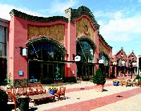 Die außergewöhnliche Form- und Farbgebung der Ingol-städter Village-Architektur erstrahlt bei jedem 