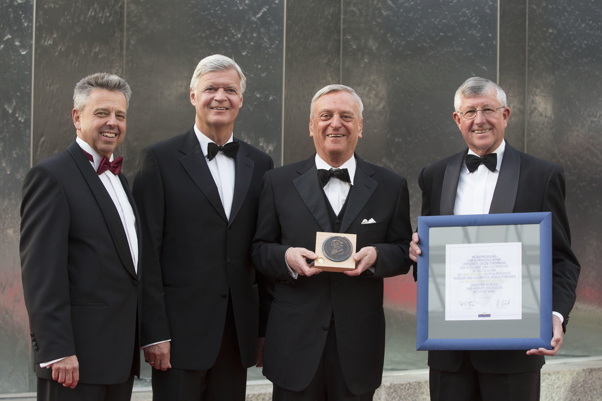 58. Brillat Savarin-Plakette für Dehoga-Präsident Ernst Fischer. 58. Brillat Savarin-Plakette für Dehoga-Präsident Ernst Fischer.