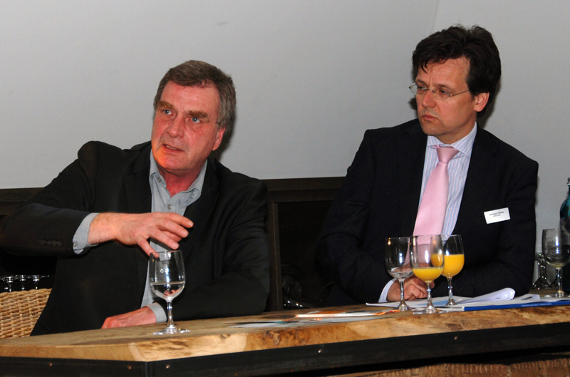 Wirtschaftsminister Christoffers (li.) diskutiert mit der Brandenburger IT-Branche. R.i.B. SIBB-Vors