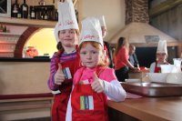 Stolz servierten die kleinen KOCHSCHULE.de-Kochmeister ihren Eltern ein köstliches Drei-Gänge-Menü. Stolz servierten die kleinen KOCHSCHULE.de-Kochmeister ihren Eltern ein köstliches Drei-Gänge-Menü.