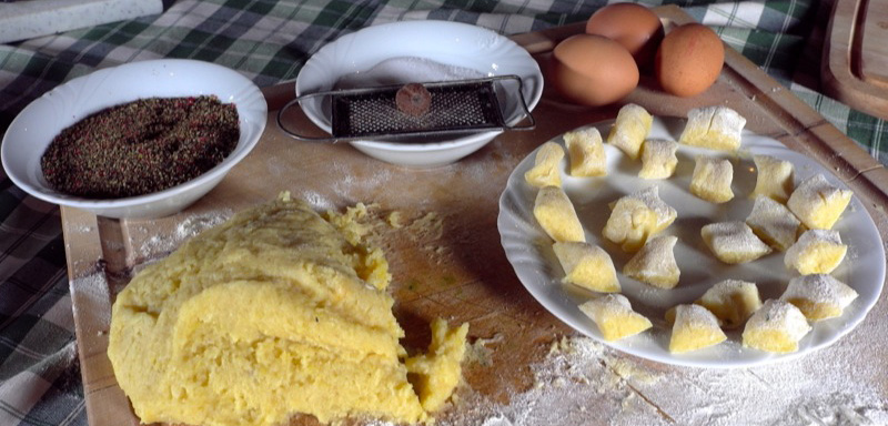 Weil selbst gemacht am besten schmeckt: Beim Almkochen dürfen die Gäste den Kochlöffel schwingen