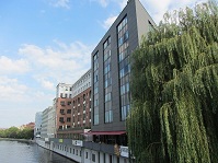 Der Gebäudekomplex liegt direkt an der Spree. Der Gebäudekomplex liegt direkt an der Spree.