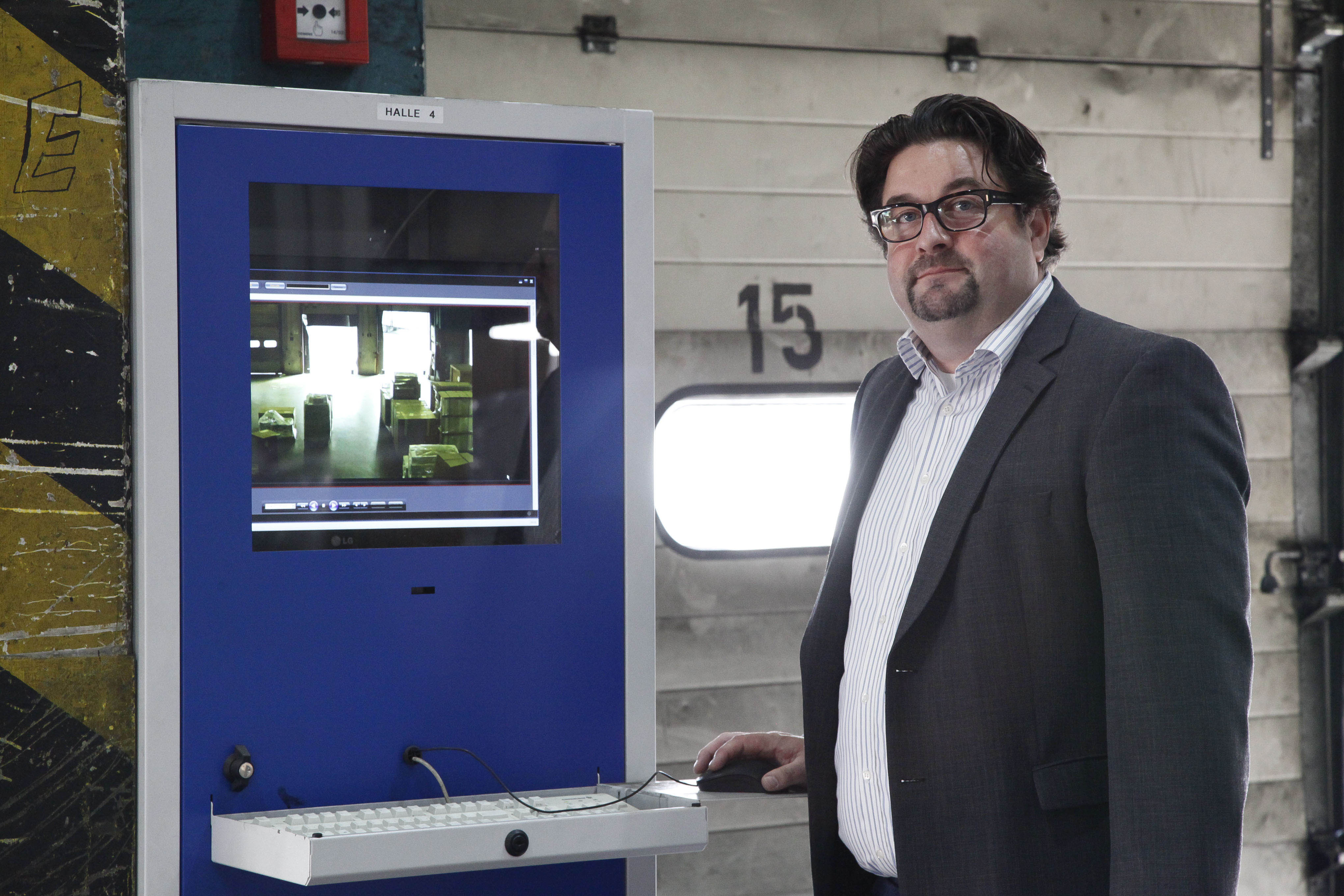 Peter Heinimann, Prokurist und Leiter Personal bei der DTC vor dem neuen Computerterminal Peter Heinimann, Prokurist und Leiter Personal bei der DTC vor dem neuen Computerterminal