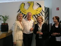 v.l.: Gastgeber Prof. Dr. Birgit Gathof und Prof. Dr. Wilfried Leven zusammen mit zwei Gästen v.l.: Gastgeber Prof. Dr. Birgit Gathof und Prof. Dr. Wilfried Leven zusammen mit zwei Gästen