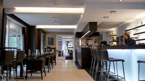 Lichtleisten und LED-Leuchten sorgen in der Hotel-Lounge für schönes Licht. (Foto: licht.de) Lichtleisten und LED-Leuchten sorgen in der Hotel-Lounge für schönes Licht. (Foto: licht.de)