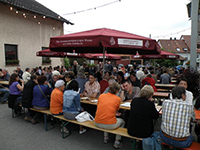 ausgelassen Stimmung beim Weinfest in Dürrenzimmern