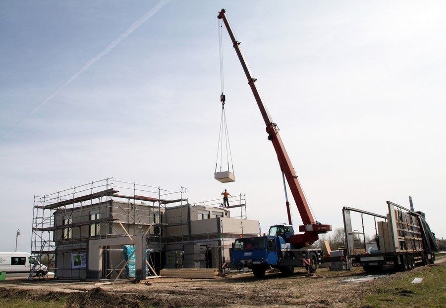Energieeffizienter Hausbau: Am 19. und 20. April wurde in 48 Stunden das neue Musterhaus Werder mont
