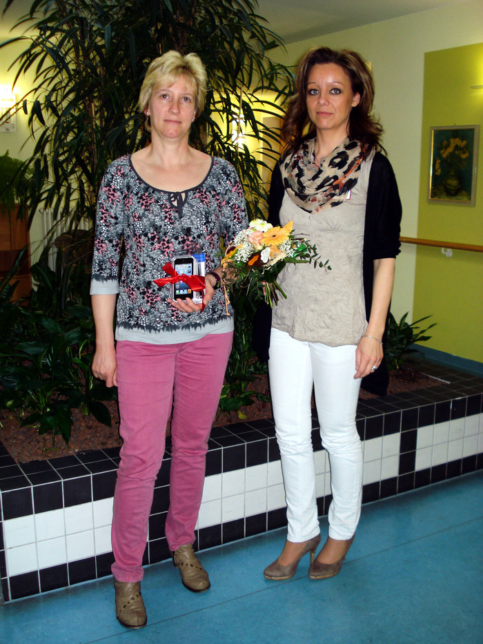 K&S-Pflegehelferin Kerstin Möbius (l.) und Pflegedienstleiterin Kristin Hinzpeter zur Übergabe der P K&S-Pflegehelferin Kerstin Möbius (l.) und Pflegedienstleiterin Kristin Hinzpeter zur Übergabe der P