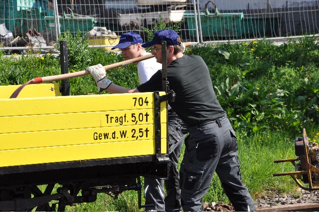 Beim Einschottern der Gleise