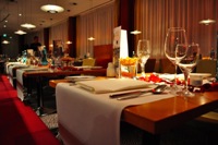 Auf die jungen Paare wartete ein romantisches Candle-Light-Dinner. Auf die jungen Paare wartete ein romantisches Candle-Light-Dinner.