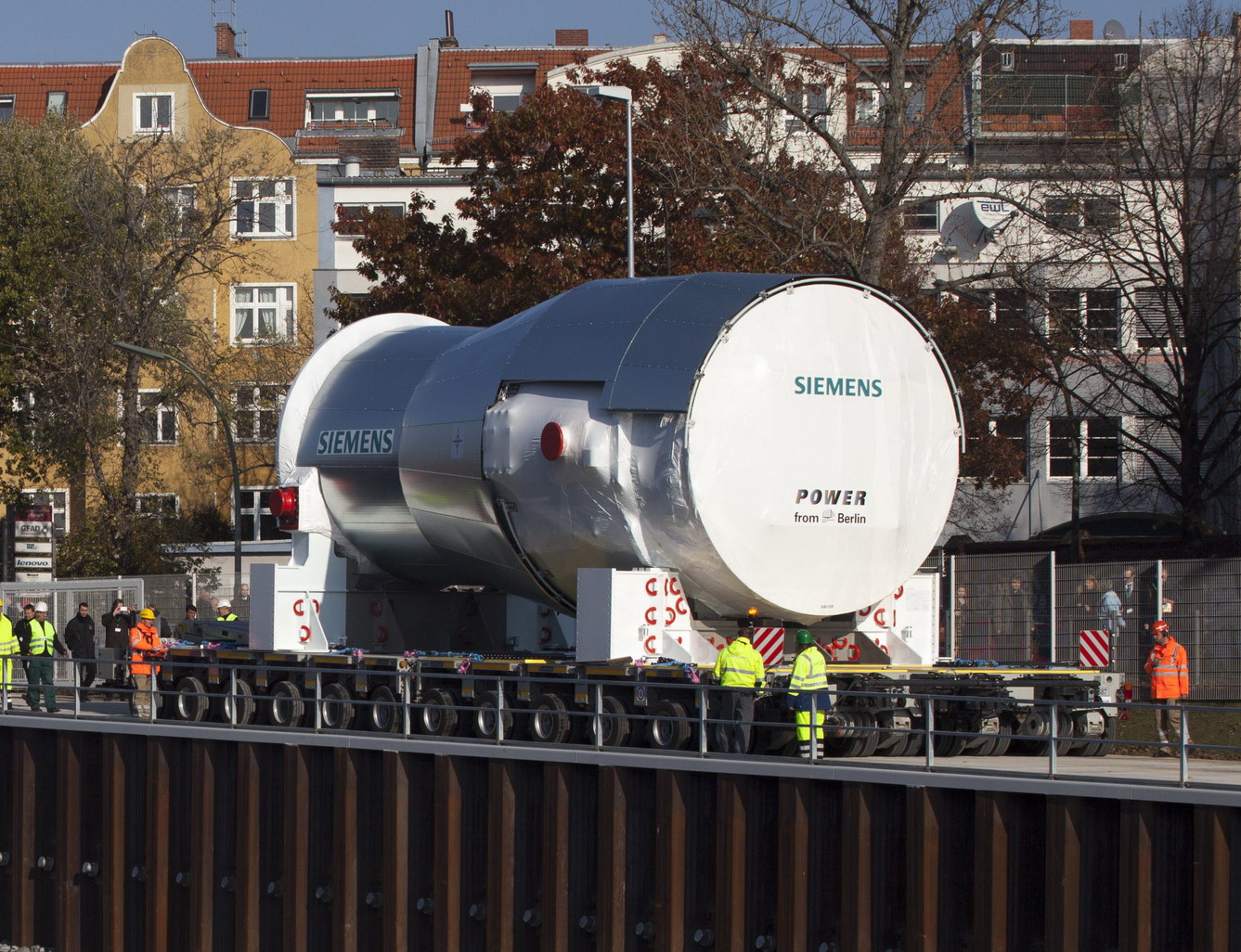 Vom Siemens Gasturbinenwerk in Berlin-Moabit per Schiff zum Westhafen und von dort in die ganze Welt