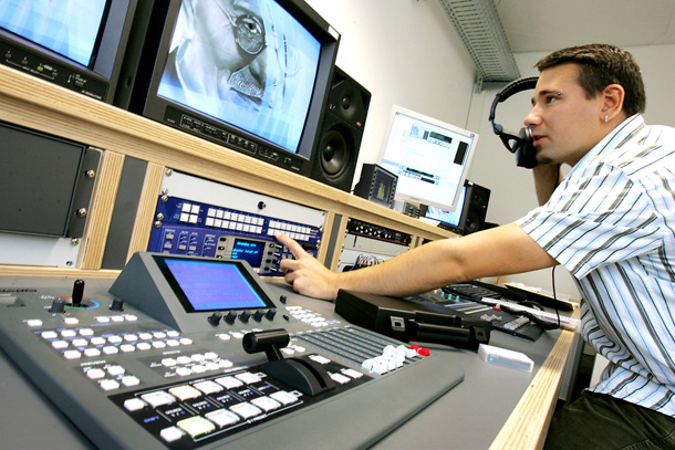 Dreifache Auszeichnung: Regio TV Schwaben gewinnt mit drei Beiträgen den LFK-Medienpreis. Dreifache Auszeichnung: Regio TV Schwaben gewinnt mit drei Beiträgen den LFK-Medienpreis.